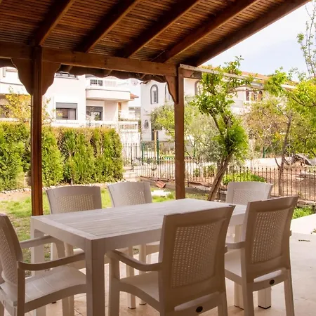 Detached House With Garden In Cesme 4*